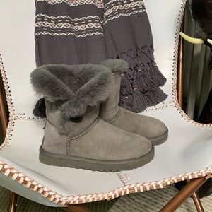 EUC Ugg Australia Bailey Button- Grey